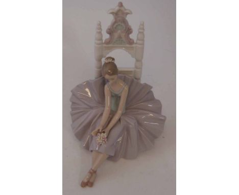 Lladro figure 28cm high, posing for a portrait (06484) c/w box and packing No condition reports for this sale