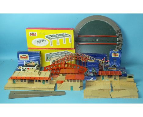 Hornby Dublo, 5005 engine shed and 5006 extension kit, D1 footbridge, D1 level crossings (2), ED3 junction signal, D1 buffer 