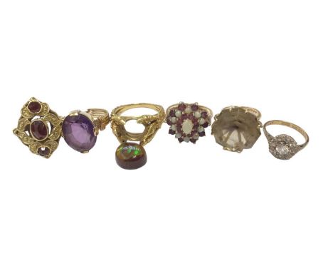 14ct gold antique-style garnet three stone cocktail ring, size M, yellow metal amethyst ring, size N, yellow metal claw ring 