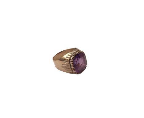 18ct gold amethyst single stone ring with engraved line decoration to the setting and shoulders, ring size IShank stamped '75