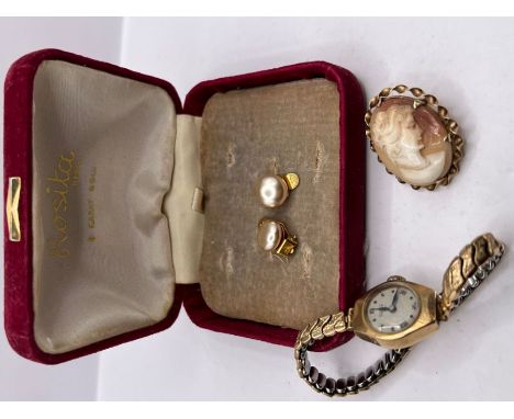 A small collection of 9ct gold jewellery comprising a 9ct gold hallmarked shell cameo brooch; a 9ct gold wristwatch on a gilt