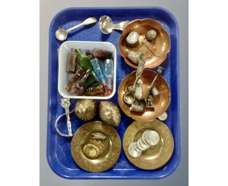 A tray containing a pair of copper scallop edge dishes, a pair of miniature eastern brass plates, vintage brooch (AF), coins,