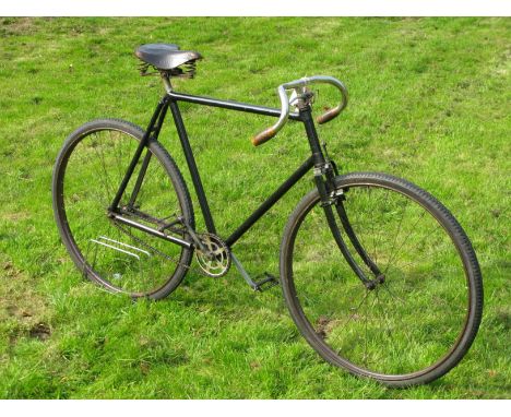 *Singer 'Grand Modele De-Luxe' Path Racer. Dating from circa 1896, this black-painted, 23-inch frame possesses a cottered bot