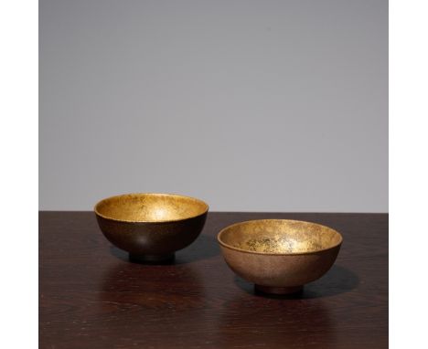 MARCEL WOLFERS (1886-1976)Ensemble de deux bolsCirca 1930Cachet de l'artisteLaque et poudre d'orLe plus grand : 4,8 cm. (1.7/