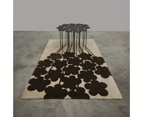HUBERT LE GALL (1961)Tapis Ombre chinée et table Marguerites 18 fleurs2000Le tapis réalisé par Les Fuses, AubussonBolducLaine