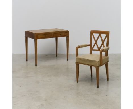JACQUES ADNET (1900-1984)Ensemble comprenant un fauteuil et un bureauCirca 1940Frêne, érable sycomore, laiton et cuirLe faute