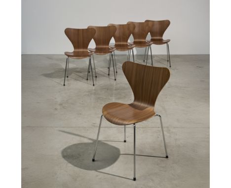 ARNE JACOBSEN (1902-1971)Ensemble de six chaises 3107 de la série 7Création en 1955Edition Fritz Hansen, 2018Etiquette de l'é