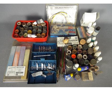 Humbrol, Tamiya, Vallejo, Others - An modelers air brush with over 30 model paints, plus some model making tools. Lot include