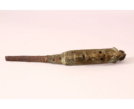 AN EARLY SOUTH INDIAN BRONZE BICHWA DAGGER HILT, with moulded figural decoration, 24cm.