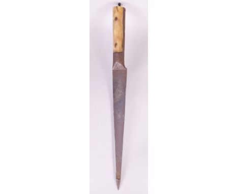 A 19TH CENTURY AFGHAN KARD DAGGER, with 26cm tapering blade and amour piercing tip, both sides of the blade decorated with sc