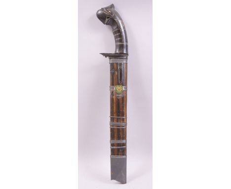 A INDONESIAN JAVA GOLOK SHORT SWORD / MACHETE, military issue, the wooden scabbard with metal badge inscribed 'siliwangi', wi