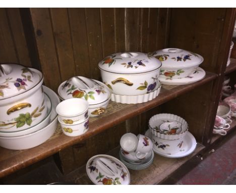 A quantity of Royal  Worcester Evesham dinnerware 