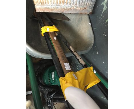 Bundle of garden tools 