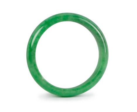 A  jade carved bangle colored in vibrant green. 54g  InnrDiam: 2 7/8in(7.3cm) OutrDiam:2  3/8in(6cm)