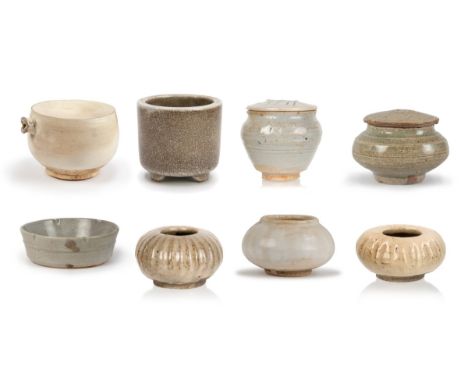 A cylindrical Ge ware piece, featured with crackle  glaze throughout the body sitting on three short  feet. H:3 3/4in(9.5cm) 