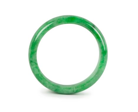 A jade carved bangle colored in bright and vibrant  green. 54g InnrDiam: 2 3/4in(7cm)  OutrDiam: 2  1/4in(5.6cm)