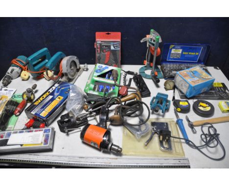 A COLLECTION OF TOOLS AND ACCESSORIES to include tap and die sets, socket set, Draper bench vice, screwdriver sets, cordless 