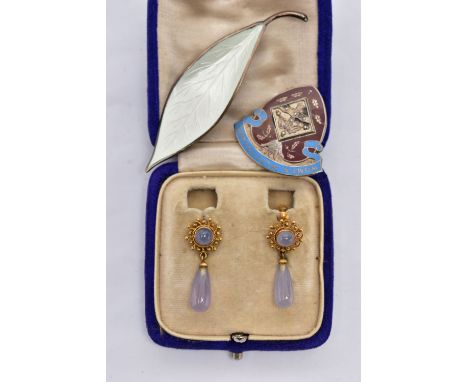 A PAIR OF YELLOW METAL CHALCEDONY DROP EARRINGS, A 'DAVID ANDERSON' ENAMEL NORWEGIAN BROOCH AND ANOTHER BROOCH, each earring 