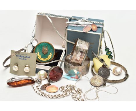 AN ASSORTMENT OF SILVER AND WHITE METAL, to include a hinged silver bangle, hallmarked Birmingham 1959, a fob pendant, inlay 