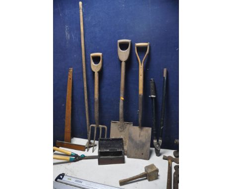 A COLLECTION OF VINTAGE AND GARDEN TOOLS to include shovel, fork, loppers, hammers, vintage tower jack, two metre rulers etc