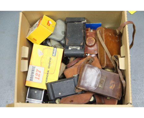 A Goerz Tengor Folding Camera,  Together with other folding examples and a qty of Kodak Brownies. 