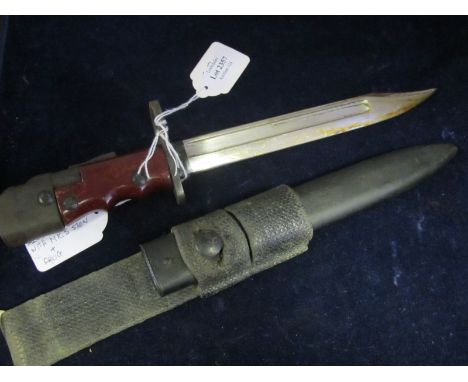 Bayonet: British No7 MK1. Red composite grips. Good blade. In its steel scabbard. Swivelling pommel. In very good condition. 