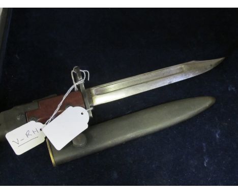 Bayonet: British No7 MK1. Red composite grips. Good blade. In its steel scabbard. Swivelling pommel. In good condition. 