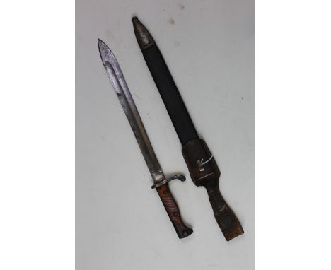 Bayonet: A German 98/05 made in 1915 by E. & F. HORSTER, SOLINGEN. High ears guard, flashguard in its leather and steel mount