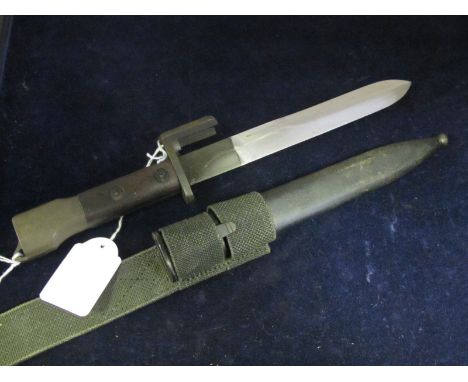 Bayonet: British X2E1 bayonet in its steel scabbard, blade 186mm. The whole in good condition. With plastic frog.