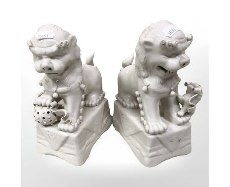 A pair of reproduction Chinese ceramic temple dogs, height 22 cm