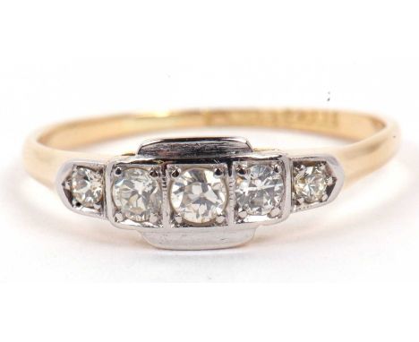 An Art Deco five stone diamond ring featuring five small graduated round cut brilliant diamonds, stamped 18ct and plat, size 