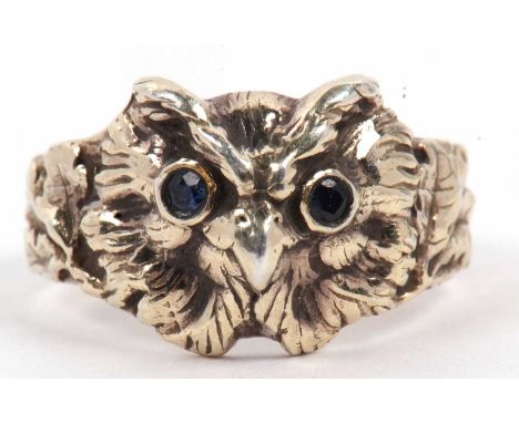 A cast white metal owl ring with blue stone set eyes, stamped 925, size Q