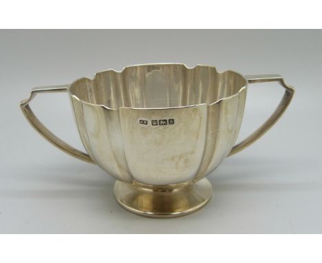 A silver two handled sugar basin, 139g 