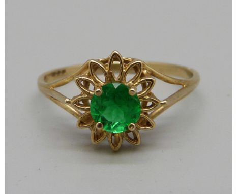 A 9ct gold and green stone ring, 1.4g, P 