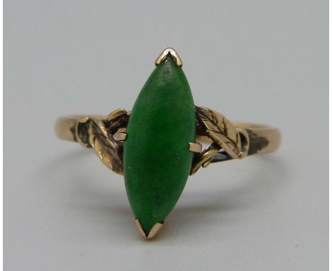 A 14ct gold and jade ring, 2.6g, N 