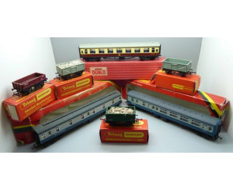 Hornby 00 gauge model rail comprising R.922 inter-city brake coach, 4060 open corridor coach, R.924 inter-city sleeping car a