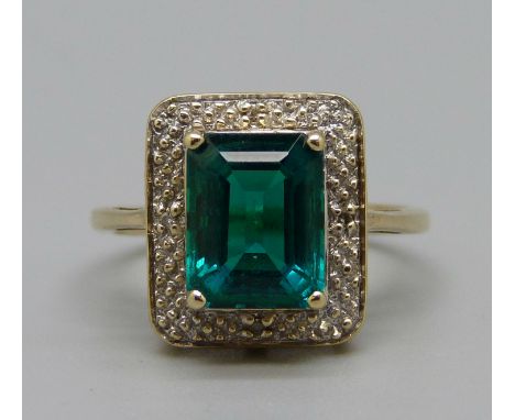 A 9ct gold, green stone and four diamond accents ring, 2.8g, N 