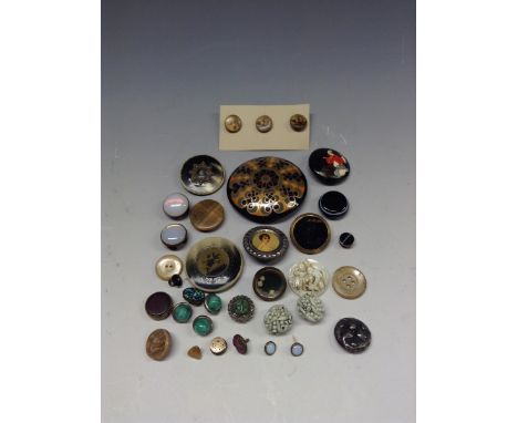 Buttons - a graduated set of three gentleman's studs with agate inset, yellow metal mounts;  a P&H Paris circular hardstone b
