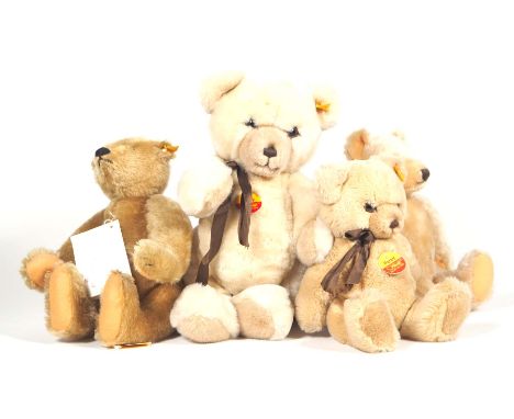 TEDDYBÄREN, Konvolut von 4, Herst Steiff/ Giengen a. d.Brenz, Modelle: "The Margaret Woodbury Strong Museum" H. 31 cm, "Petsy