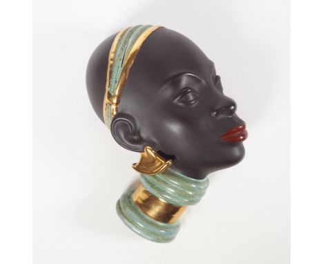 WANDMASKE, Manuf Goldscheider/ Wien,1940er Jahre, Keramik, teilglasiert/-vergoldet, Afrikanischer Frauenkopf mit Schmuck und 