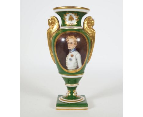 AMPHORENVASE, um 1900, wohl Porzellanmanufaktur Neapel,Handmalerei, quadratische Plinthe, klassizistischer Aufbau, in den Sei