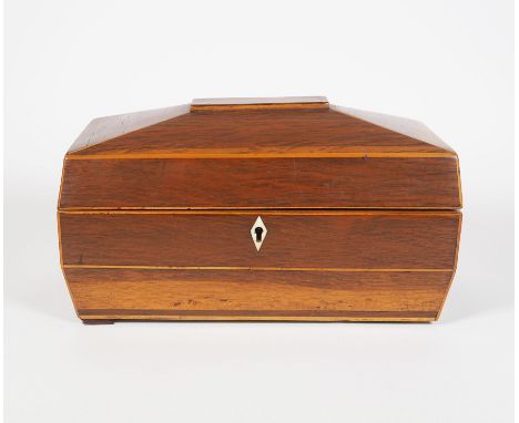 TEA CADDY, England, Viktorianische Epoche,Mahagoni, rechteckige Truhenform auf Füßen (eins fehlt), zwei Innenfächer mit Decke
