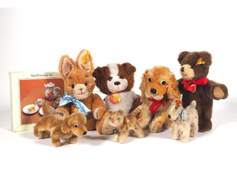 PLÜSCHFIGUREN, Sammlung von 5, Herst Steiff/ Giengena.d. Brenz, bestehend aus: "Snuffy", "Petsy", "Niki", einem stehenden Hun