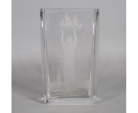 SELBING, John (*1908 ✝2001 Linköping) für Manuf Orrefors/ Schweden,1973, farbloses Glas, längsrechteckige Form, in Wandung „S