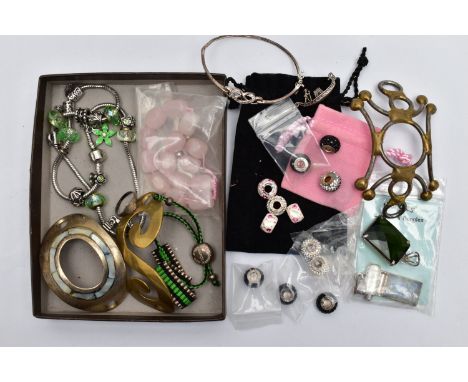 A SMALL BOX OF JEWELLERY, to include a 'Links London' bracelet, hallmarked Edinburgh, a heart signet ring stamped 'Silver', a