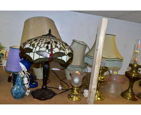 ELEVEN ASSORTED TABLE LAMPS AND BRASS OIL LAMPS, including a reproduction Tiffany style leaded glass dragonfly table lamp, he