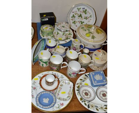 A SMALL QUANTITY OF ASSORTED WEDGWOOD BONE CHINA, QUEEN'S WARE AND JASPERWARE, ETC,  including 'Sarah's Garden' pattern oval 