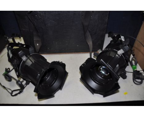 A PAIR OF ETC SOURCE FOUR 750 STAGE LIGHTING in carry case (UNTESTED)