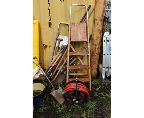 A COLLECTION OF GARDEN TOOLS AND STEP LADDERS including a modern wooden step ladder, height 154cm, a smaller set of aluminium