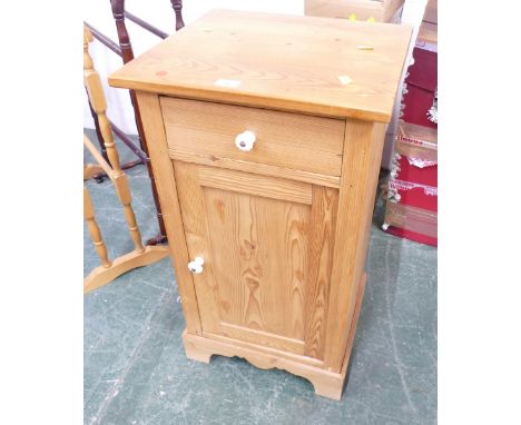 Pine pot cupboard with ceramic handles